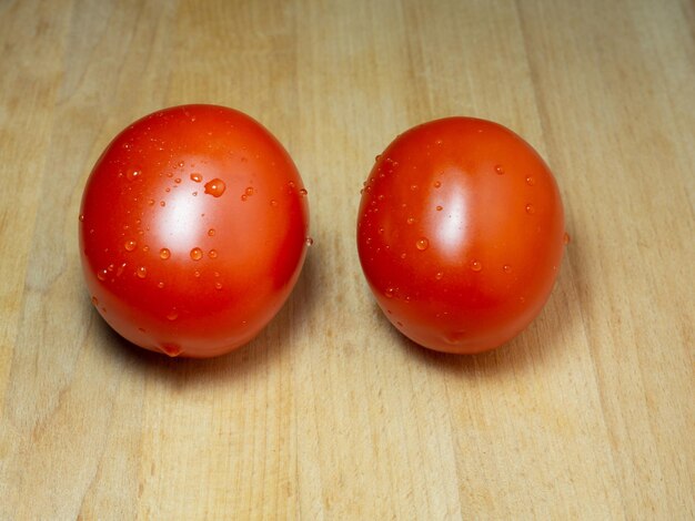Pomidory śliwkowe na pokładzie kuchni Czerwone warzywa na stole świeże