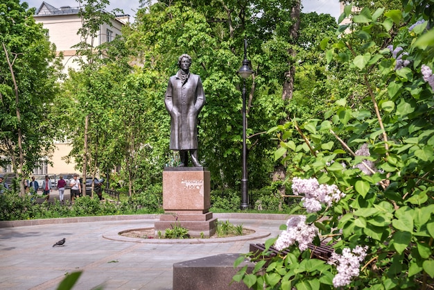Pomnik Aleksandra Bloka na ulicy Spiridonovka w Moskwie w słoneczny letni dzień Napis: Alexander Blok