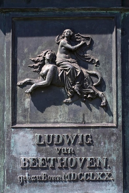 Pomnik Beethovena kobieta jeździ ludzką lwicą mitologiczny relief Bonn NRW Niemcy