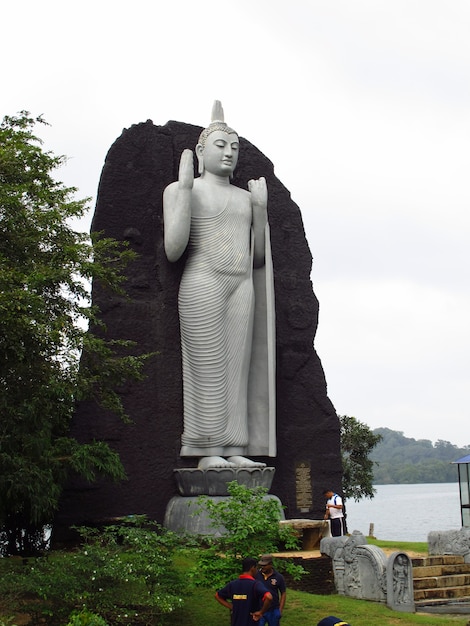 Zdjęcie pomnik buddy w pobliżu jeziora, sri lanka