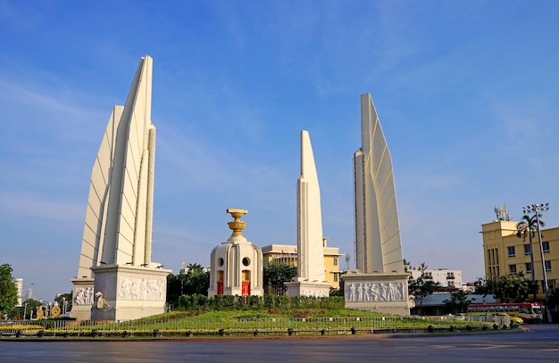 Pomnik Demokracji upamiętniający rewolucję syjamską z 1932 r. Bangkok Tajlandia