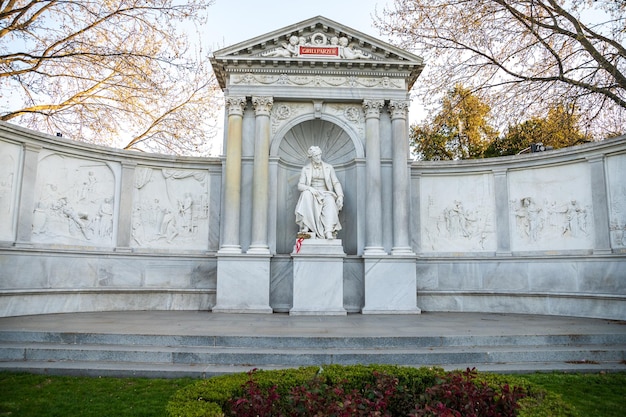 Zdjęcie pomnik franza grillparzera w volksgarten w wiedniu austria