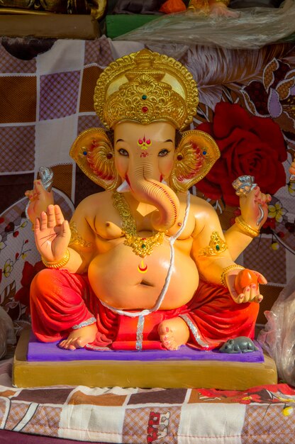 Zdjęcie pomnik hinduskiego boga ganesha podczas festiwalu