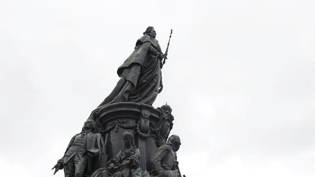 Pomnik Katarzyny II na chmurnym tle Saint Petersburg Rosja akcja dolny widok na