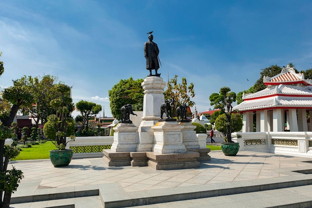 Pomnik króla Tajlandii Ramy II w Bangkoku.