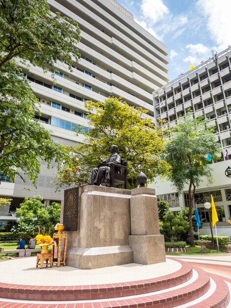 Pomnik księcia Songkhli w centrum szpitala Siriraj Bangkok Tajlandia