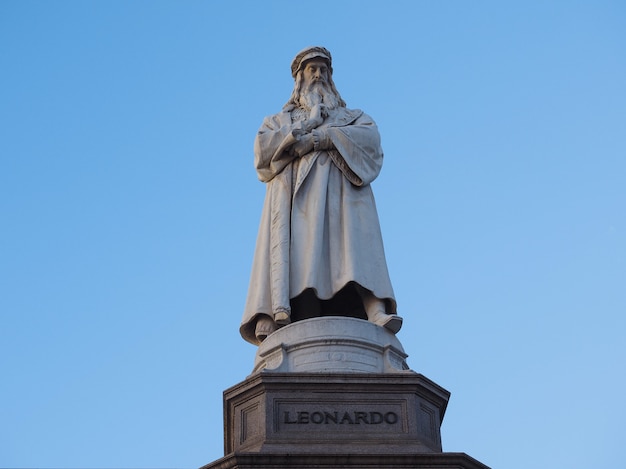 Zdjęcie pomnik leonarda da vinci w mediolanie