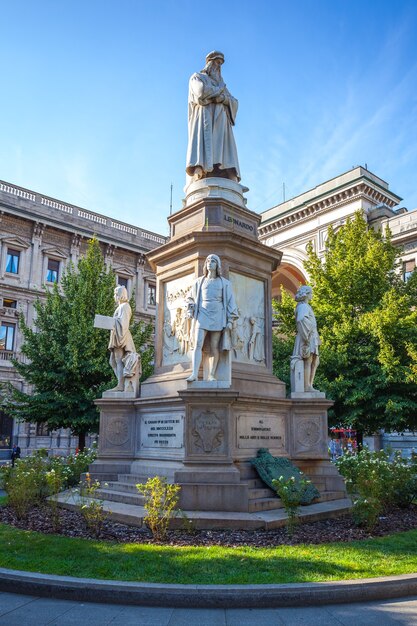 Pomnik Leonarda Na Piazza Della Scala