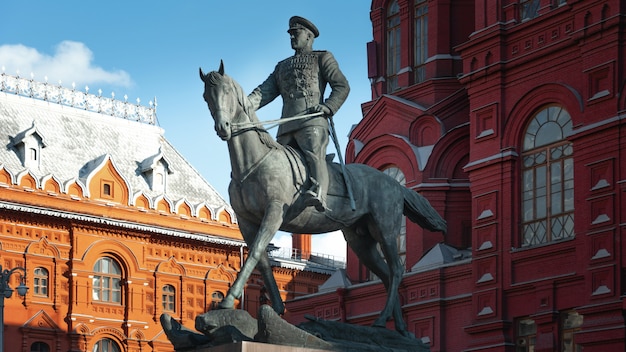 Pomnik marszałka Georgija Żukowa na placu Manege w Moskwie przeciwko Muzeum Historycznemu