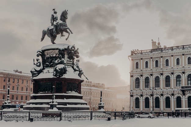 Pomnik Mikołaja I Na Placu świętego Izaaka W Sankt Petersburgu W Rosji. Zabytek W Czasie Zimy