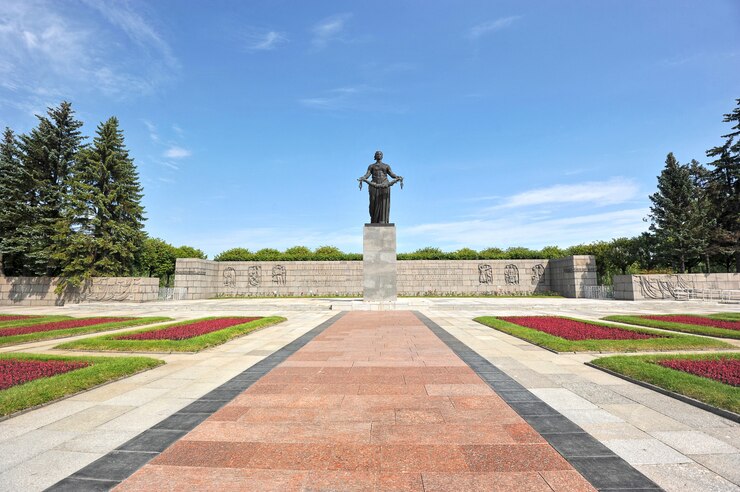 Zdjęcie pomnik na cmentarzu piskarevskoye w sankt petersburgu w rosji