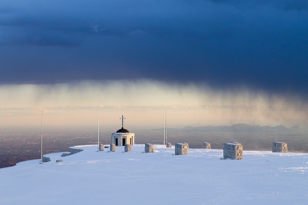 Pomnik pierwszej wojny światowej podczas burzy, Włochy punkt orientacyjny. Monte grappa, włoskie alpy