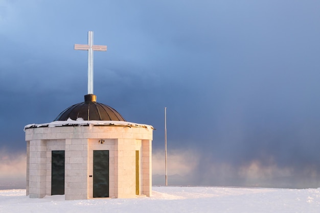 Pomnik pierwszej wojny światowej w sezonie zimowym, punkt orientacyjny we Włoszech. Monte grappa, włoskie alpy