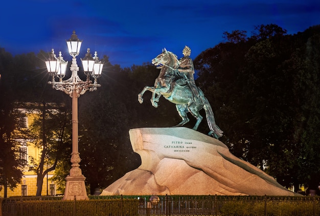 Pomnik Piotra Wielkiego na Placu Senackim w Petersburgu, letnia biała noc i latarnia