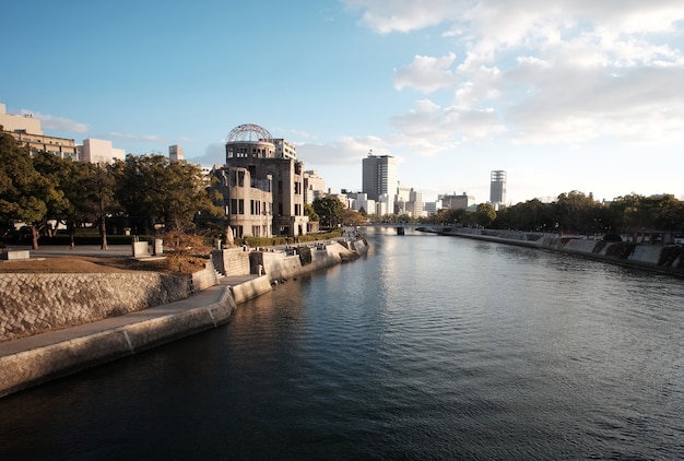 Pomnik Pokoju znany również jako Genbaku Dome znajduje się w Hiroszimie w Japonii