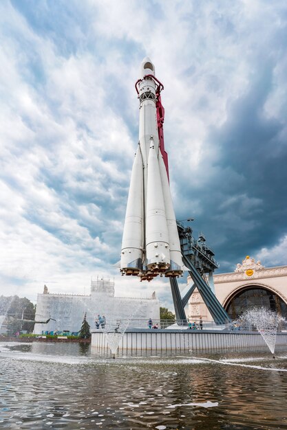 Pomnik Rosyjskiej Rakiety Kosmicznej Wostok Na Tle Nieba Z Chmurami