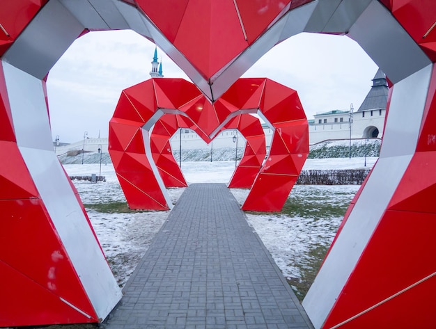 Pomnik serc w centrum miasta Instalacja z serc