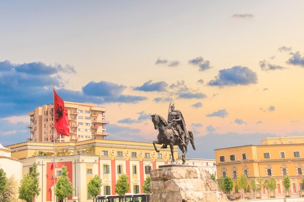 Pomnik Skanderbega na placu Scanderbega w centrum Tirany w Albanii