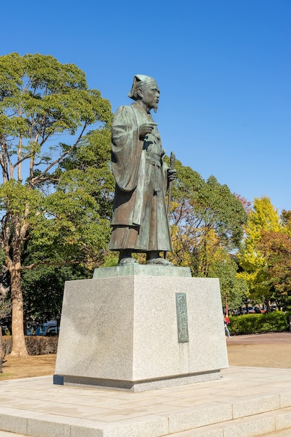 Zdjęcie pomnik tokugawy mitsukuni w parku senba w mito, ibaraki, japonia.