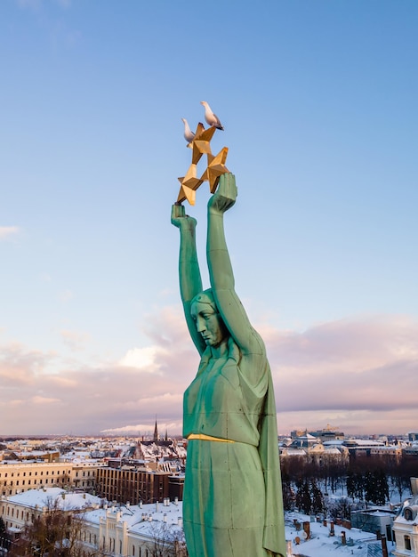 Pomnik Wolności znany jako Milda znajdujący się w centrum Rygi, stolicy Łotwy