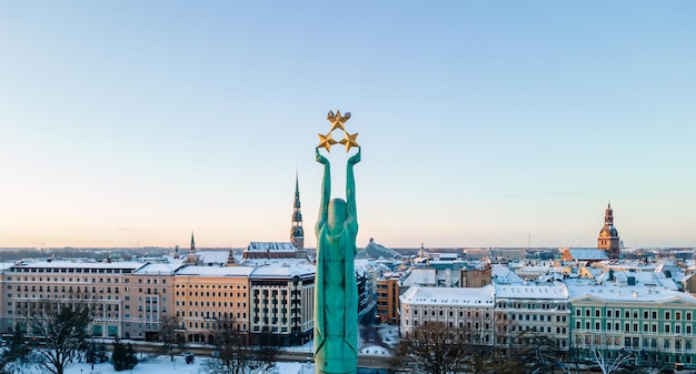 Pomnik Wolności znany jako Milda znajdujący się w centrum Rygi, stolicy Łotwy