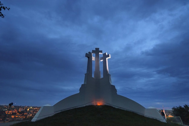 Pomnik Wzgórza Trzech Krzyży nocą