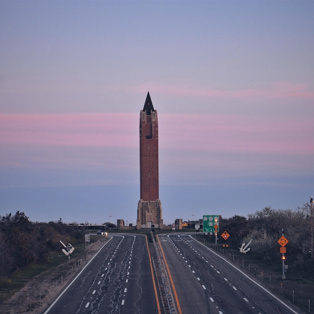 Zdjęcie pomnik z wieżą eiffla w tle