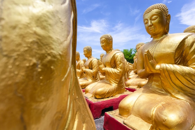 Pomnik Złotego Buddy Z 1250 Uczniami W Buddyjskim Parku Pamięci Makha Bucha Jest Zbudowany Z Okazji Wielkiego Okresu