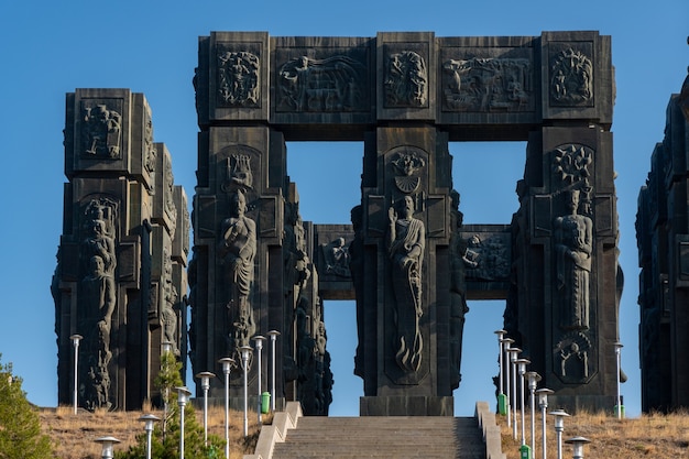 pomnik znany jako kronika gruzji lub pomnik historii gruzji w tbilisi