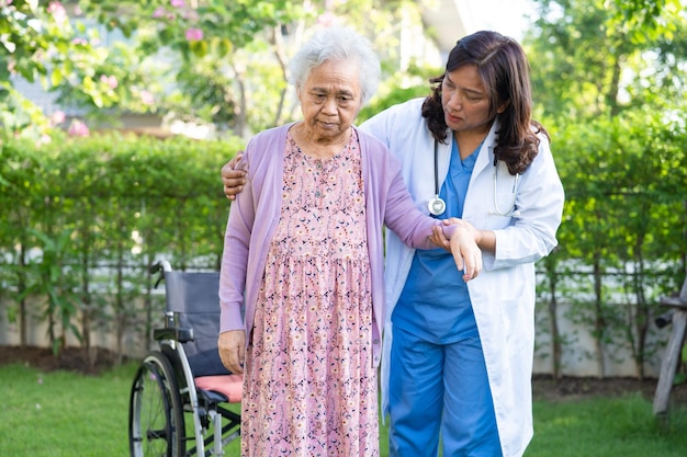 Pomoc Lekarza I Opieka Azjatycka Starsza Lub Starsza Starsza Kobieta Pacjentka Siedząca Na Wózku Inwalidzkim Na Oddziale Szpitala Pielęgniarskiego Zdrowa Silna Koncepcja Medyczna