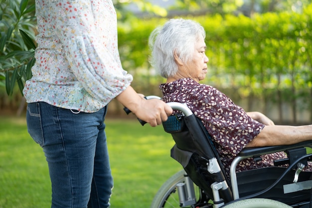 Zdjęcie pomoc lekarza i opieki azjatycki starszy lub starszy pacjent starsza kobieta siedzi na wózku inwalidzkim w parku w oddziale szpitala pielęgniarskiego, zdrowe silne pojęcie medyczne.