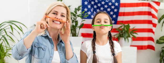 Zdjęcie pomoc w odrabianiu prac domowych jest obecnie szeroko wymagana wśród uczniów. nauka języka angielskiego w usa. angielska studentka z amerykańską flagą w tle.