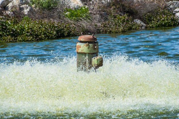 Pompa filtrująca wodę w południowej części zatoki San Francisco, części miasta Sunnyvale Water Pollution Control Plant w Kalifornii