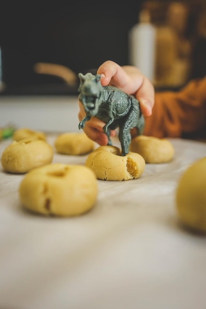 Zdjęcie pomysł na zajęcie z dzieckiem domowe ciasteczka z odciskami dinozaurów