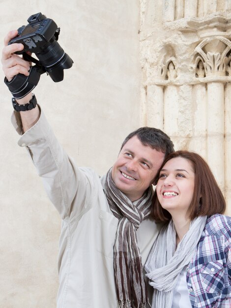 Pomyślna Podróżująca Para Zakochana Bierze Selfie Na Telefonie