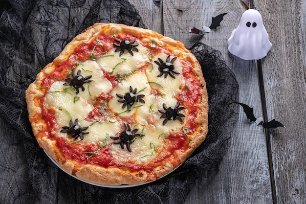 Pomysły na Halloweenową pizzę Margarita z pająkami z oliwek