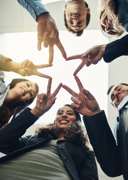 Poniżej gwiazda i ręce dla budowania zespołu jako solidarność w biurze i współpraca dla projektu w pracy Grupa ludzi jedność i połączenie dla synergii współpracy i kolegów w firmie