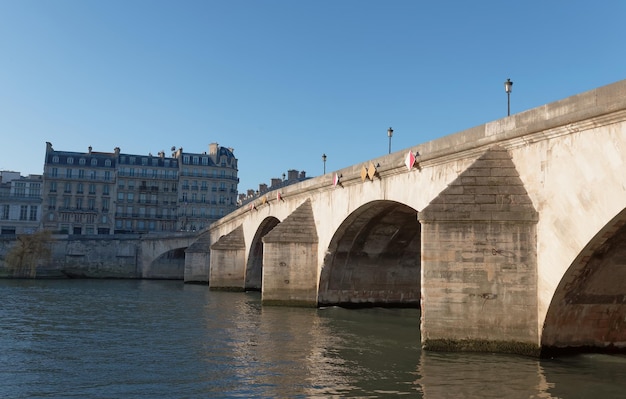 Pont Royal trzeci najstarszy most w Paryżu przecinający Sekwaną romantyczny punkt orientacyjny i atrakcja turystyczna