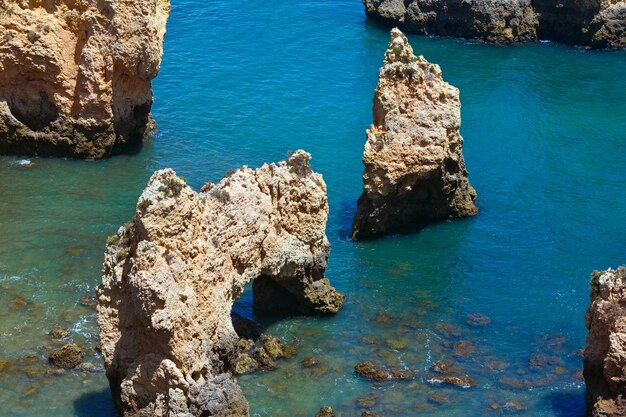 Ponta da Piedade (grupa formacji skalnych wzdłuż wybrzeża miasta Lagos, Algarve, Portugalia).