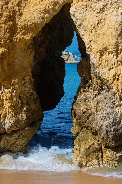 Ponta da Piedade (grupa formacji skalnych wzdłuż wybrzeża miasta Lagos, Algarve, Portugalia).