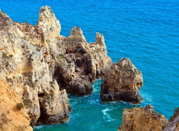 Ponta da Piedade (grupa formacji skalnych wzdłuż wybrzeża miasta Lagos, Algarve, Portugalia).