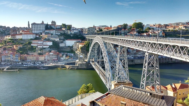 Ponte dom luis i most nad rzeką Douro w mieście