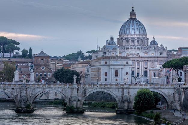 Ponte Sant'Angelo nad rzeką Tiber w mieście