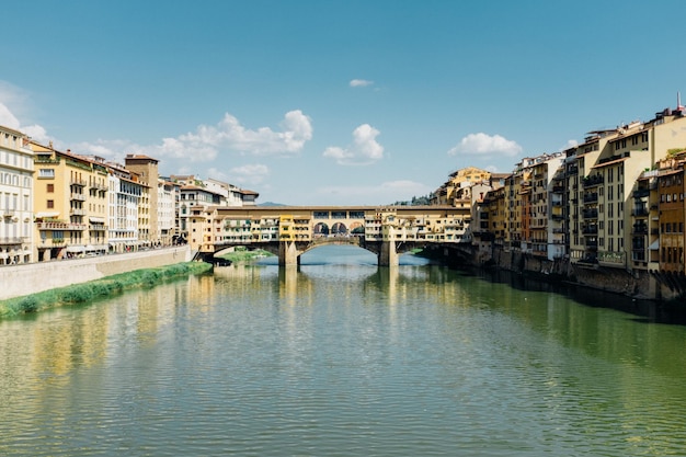 Ponte Vecchio nad rzeką Arno w mieście przeciwko niebu