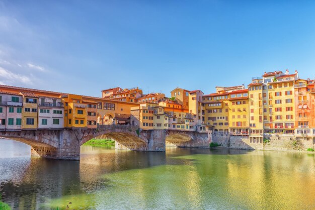 Ponte Vecchio to most we Florencji położony w najwęższym punkcie rzeki Arno, prawie naprzeciwko Galerii Uffizi Włochy