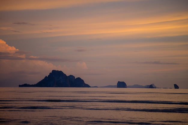 Ponury tropikalny zachód słońcaZachód słońca nad wodą i wyspamiTajlandia Prowincja Krabi Ao Nang Beach