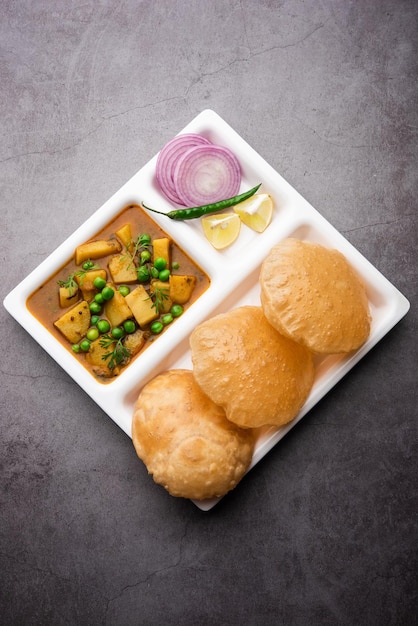 Zdjęcie poori masala curry lub aloo sabzi dla puri