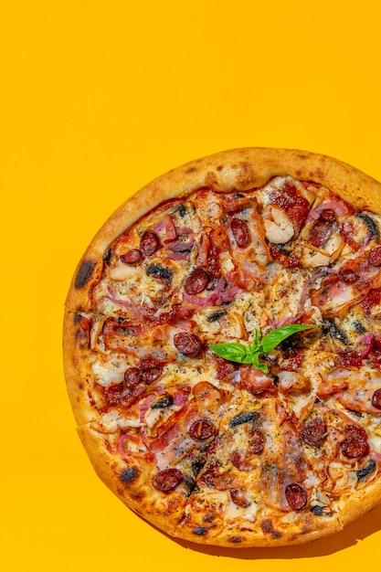 Zdjęcie pop art pizza na żółtym tle