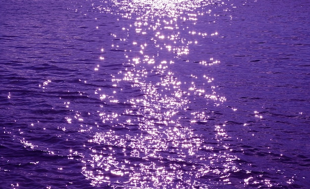 Pop-artowa fioletowa powierzchnia wody gazowanej z falami morza