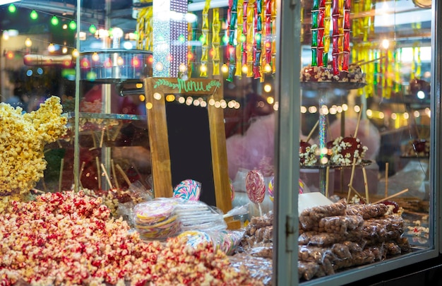 Popcorn karmelowe jabłka i stoisko z cukierkami